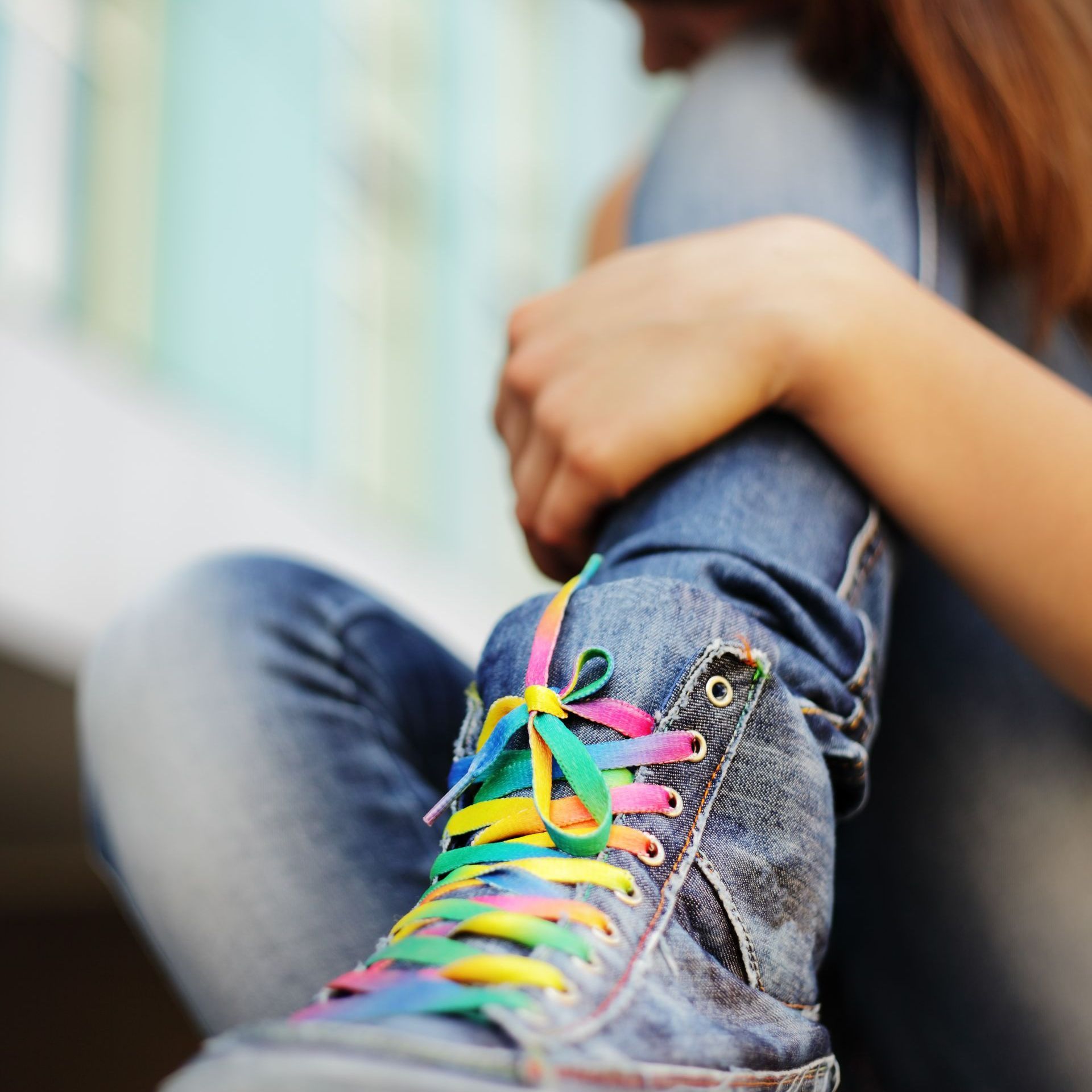 Photo d'une chaussure en jean avec la jambe d'une jeune fille