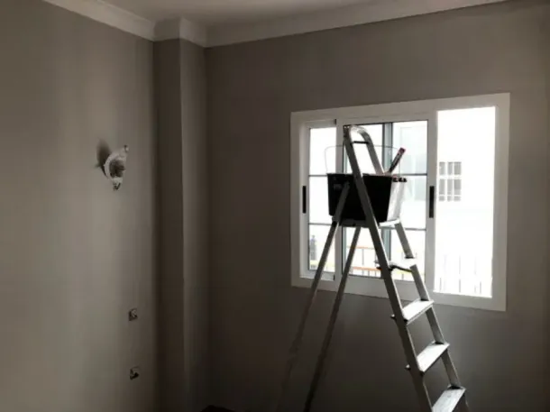 Icono de marcador de posición gris claro con un sol y montañas sobre fondo blanco