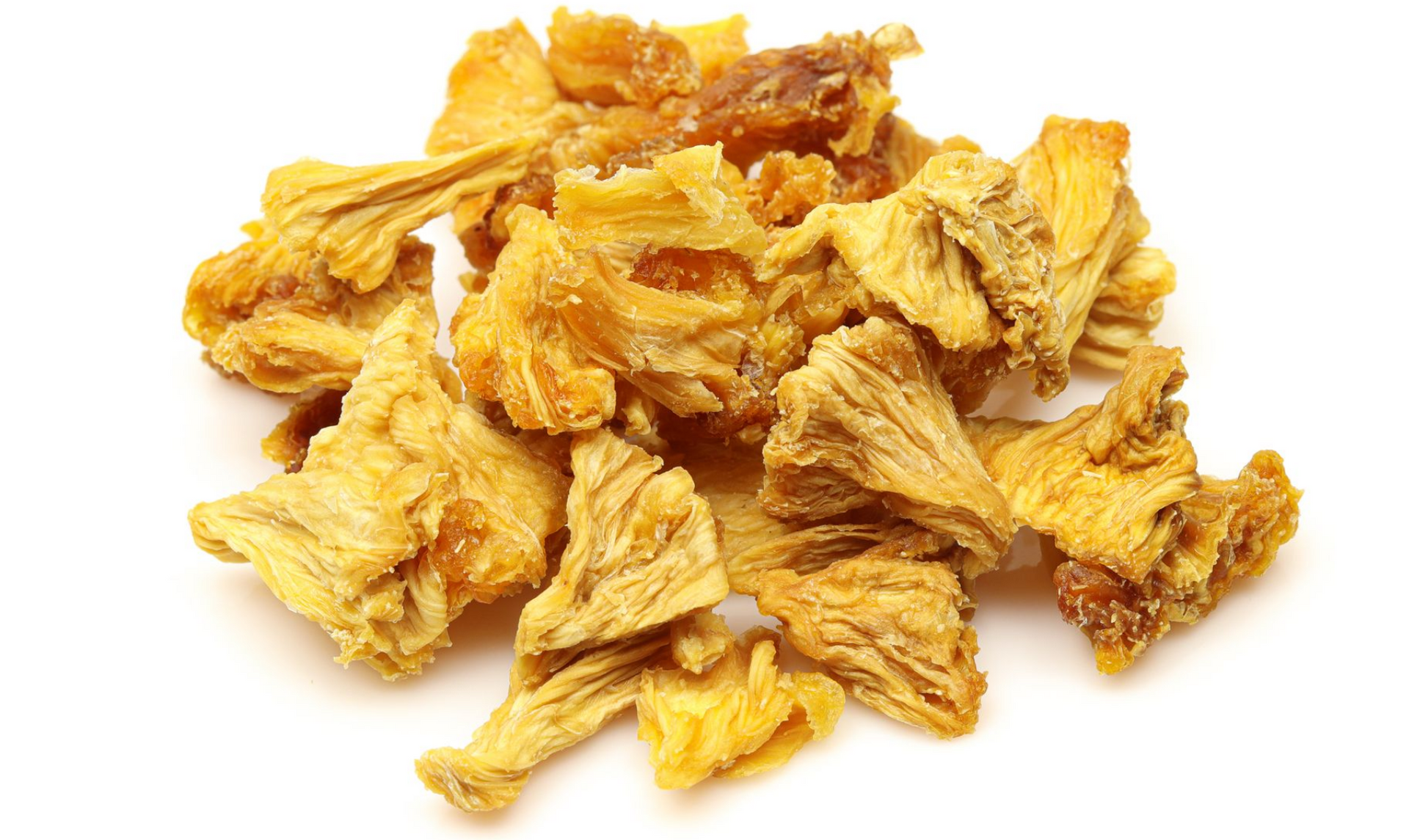 Tranches d'ananas déshydratées dans un bol blanc, avec un ananas en arrière-plan.