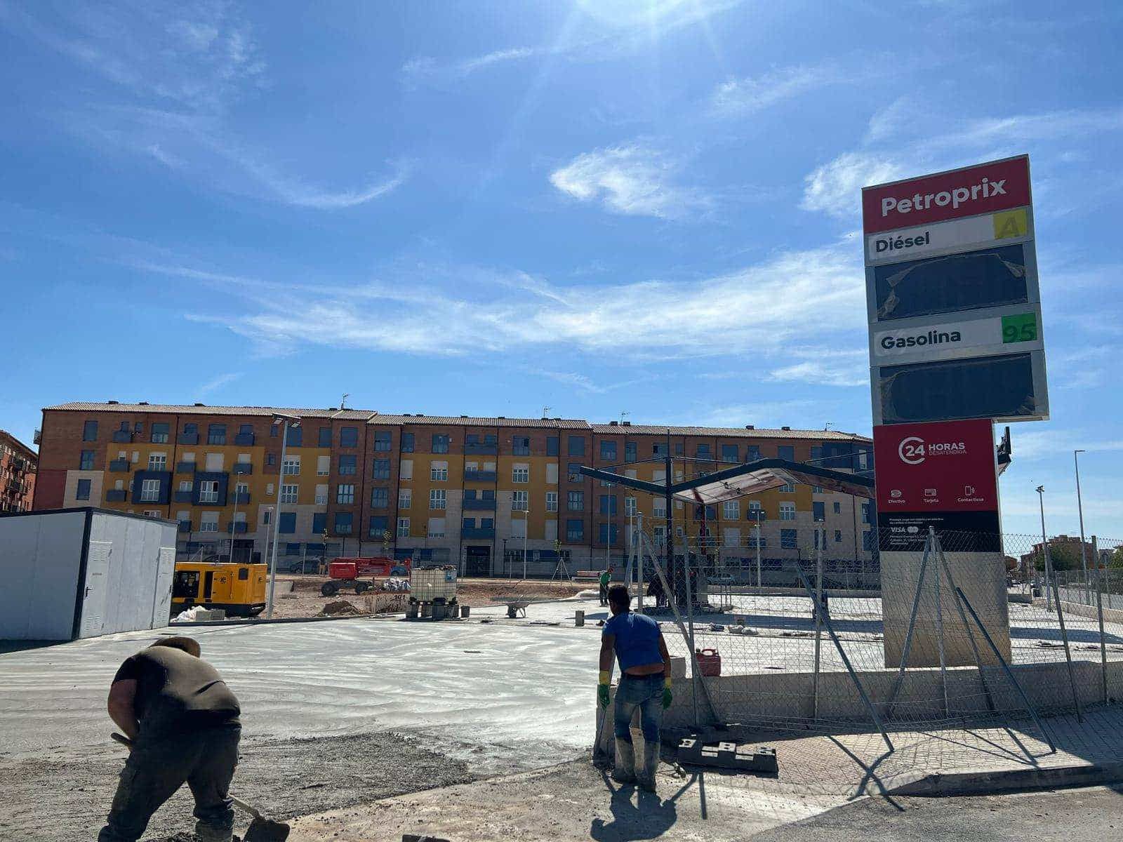Obra con un cartel de gasolinera 