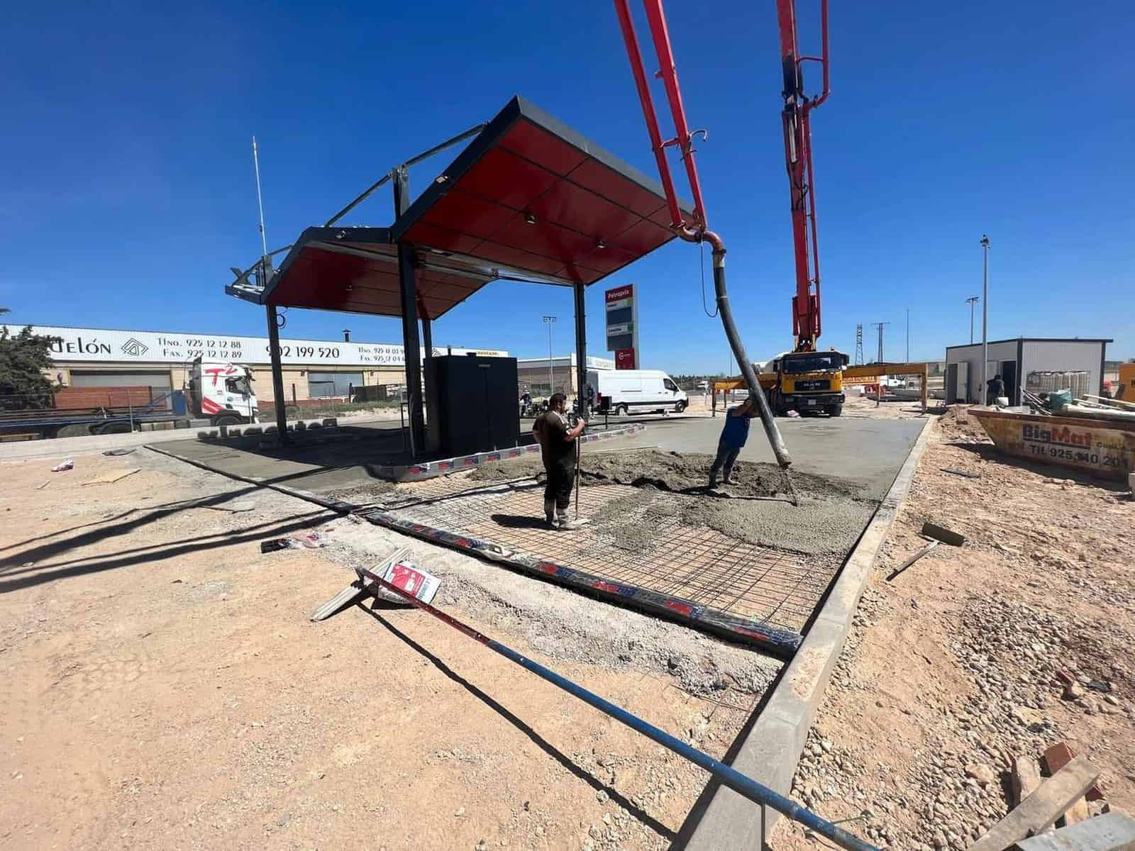 Sitio de construcción: Se ve el hormigón que se vierte para la marquesina de una gasolinera.