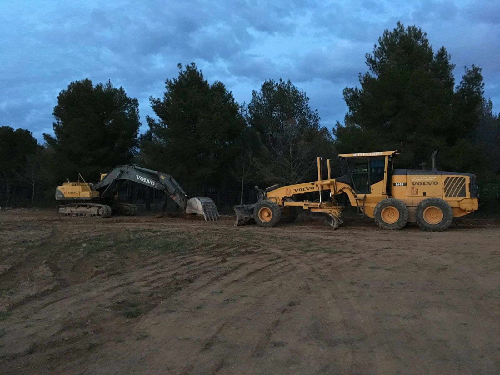 Maquinaria de construcción de color amarillo, que incluye una excavadora y una niveladora.