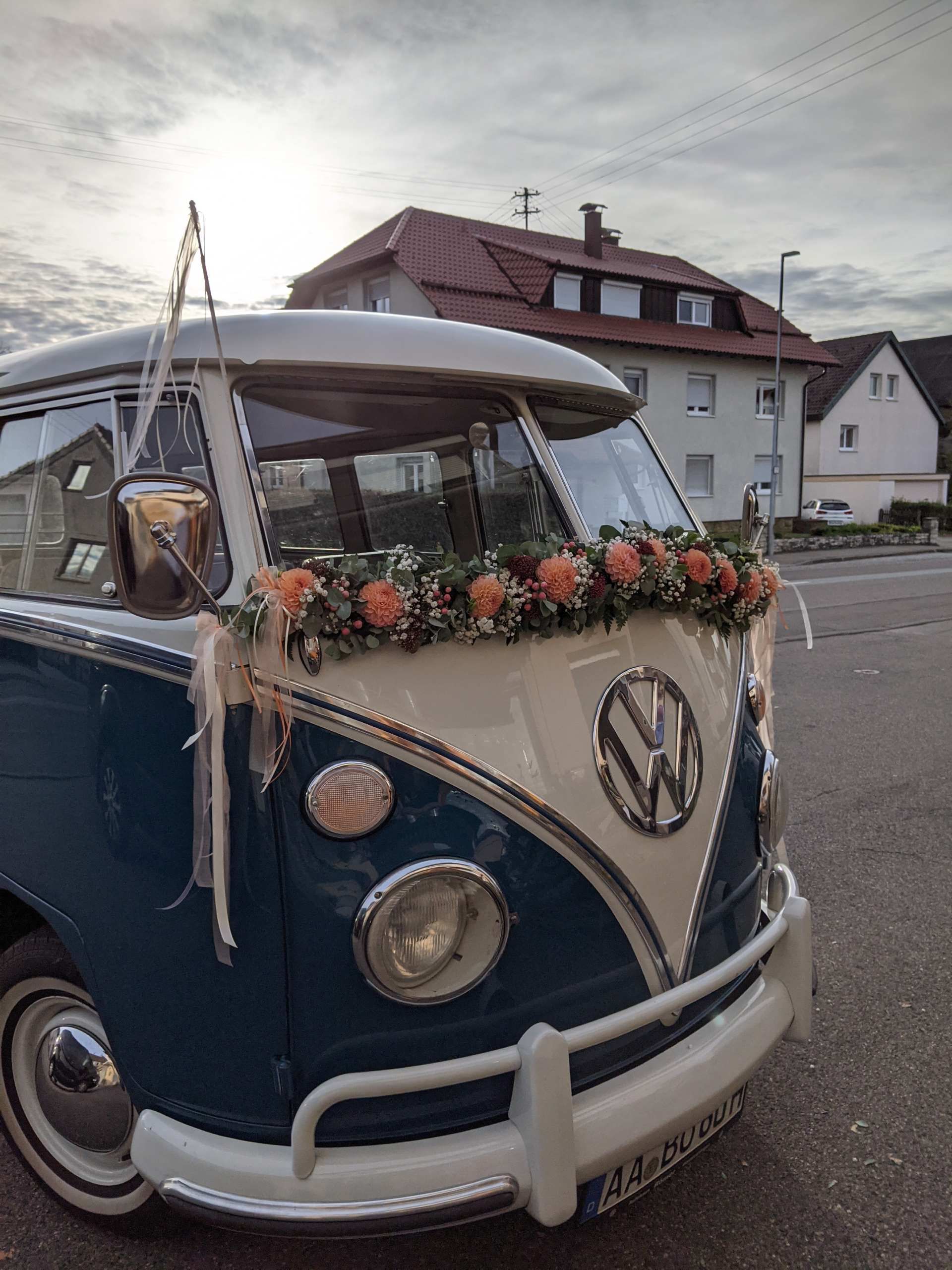 Blumengesteck für die Vorderhaube am Auto.