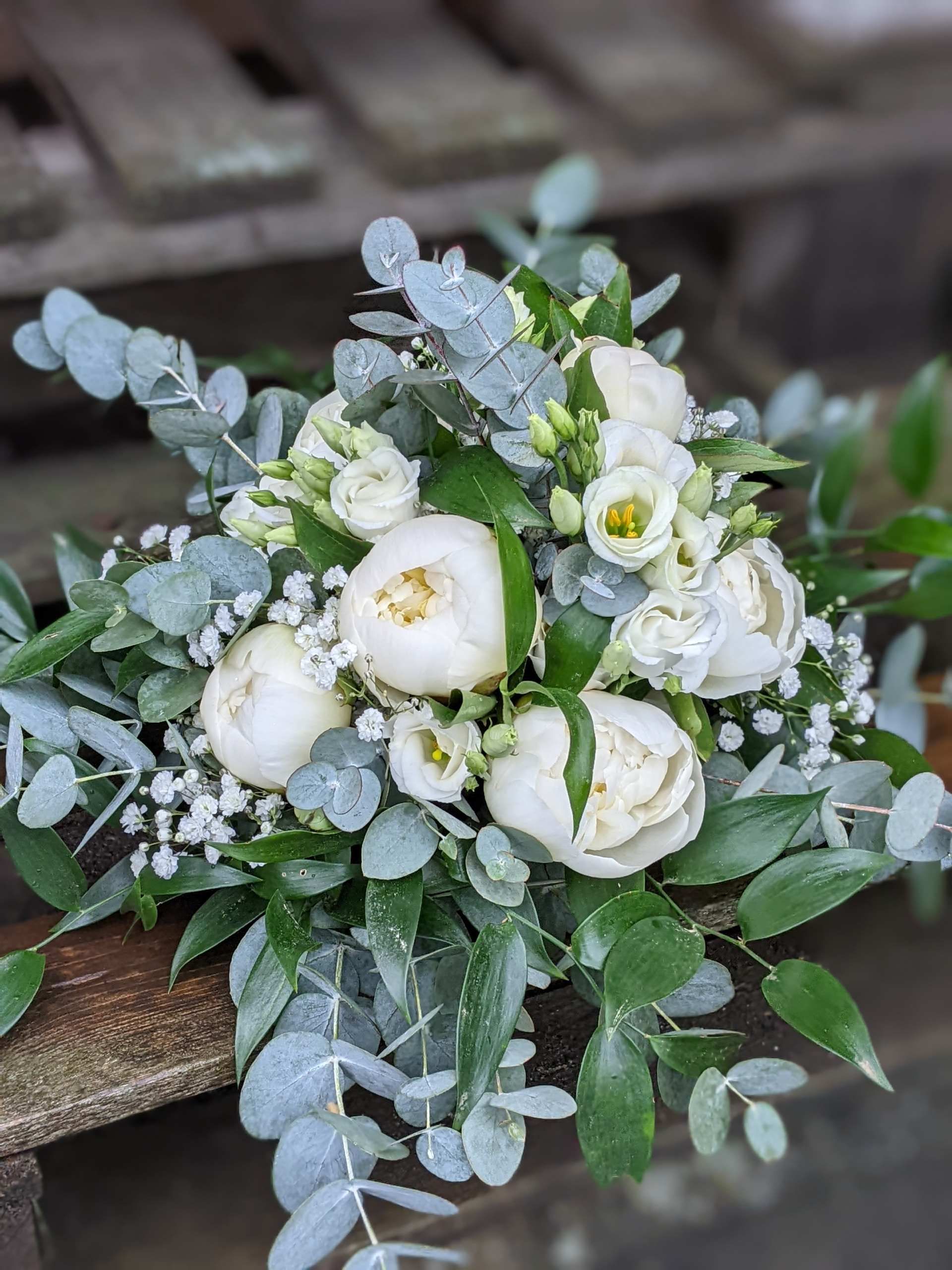 Weißer Blumenstrauß.