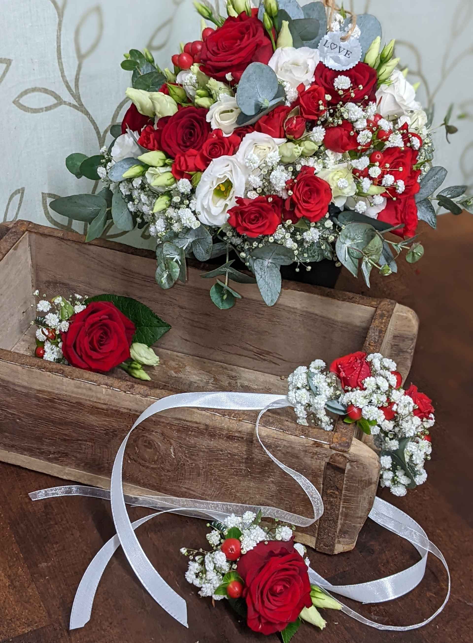 Rosengesteck auf weißen und roten Rosen.