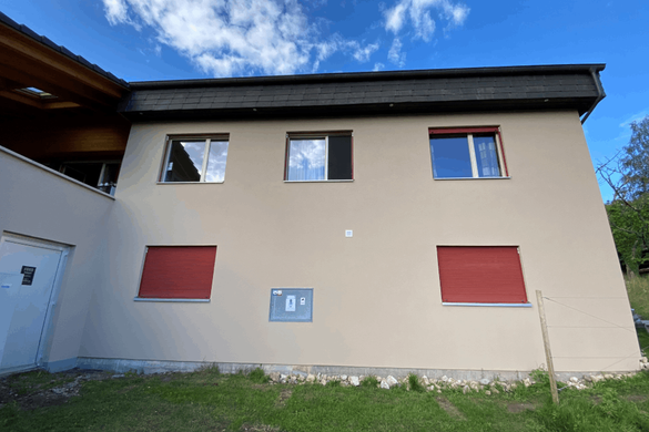 Haus mit neu gestrichener Fassade