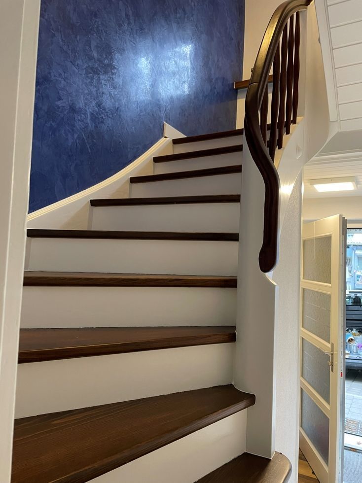 treppe weiss Braun