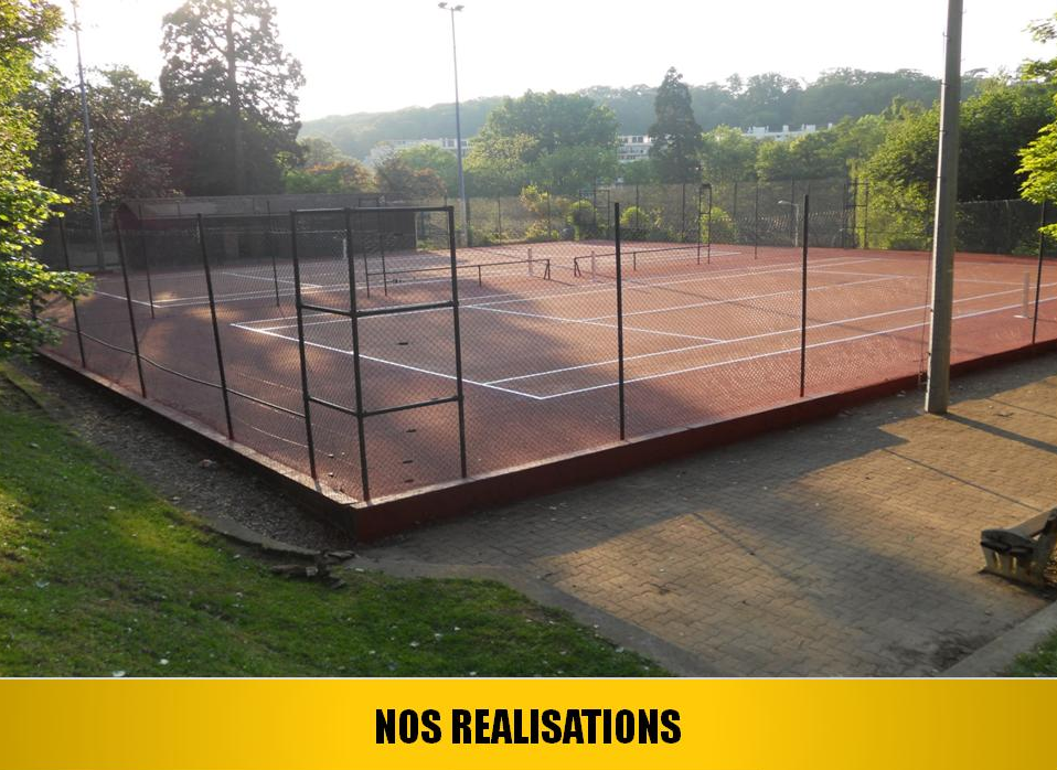 Terrain en terre battue clôturé