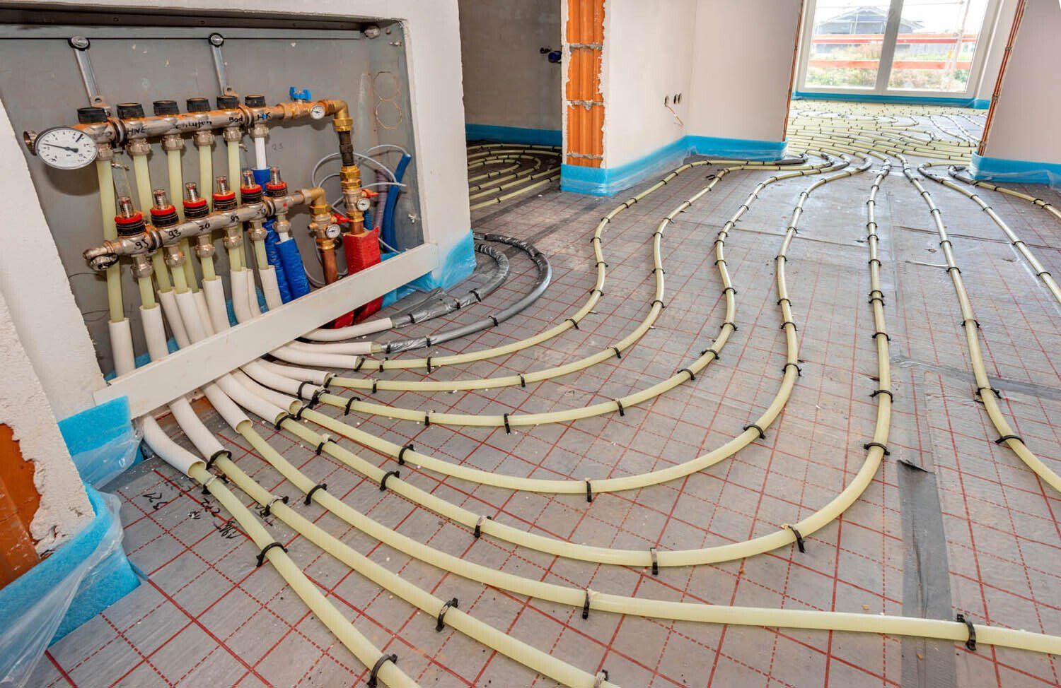 Plusieurs tuyaux connectés à la source de chaleur du plancher chauffant