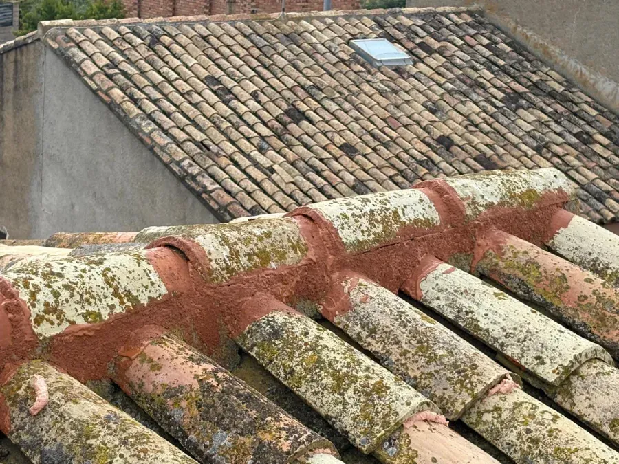 Tejado en proceso de ser reparado.