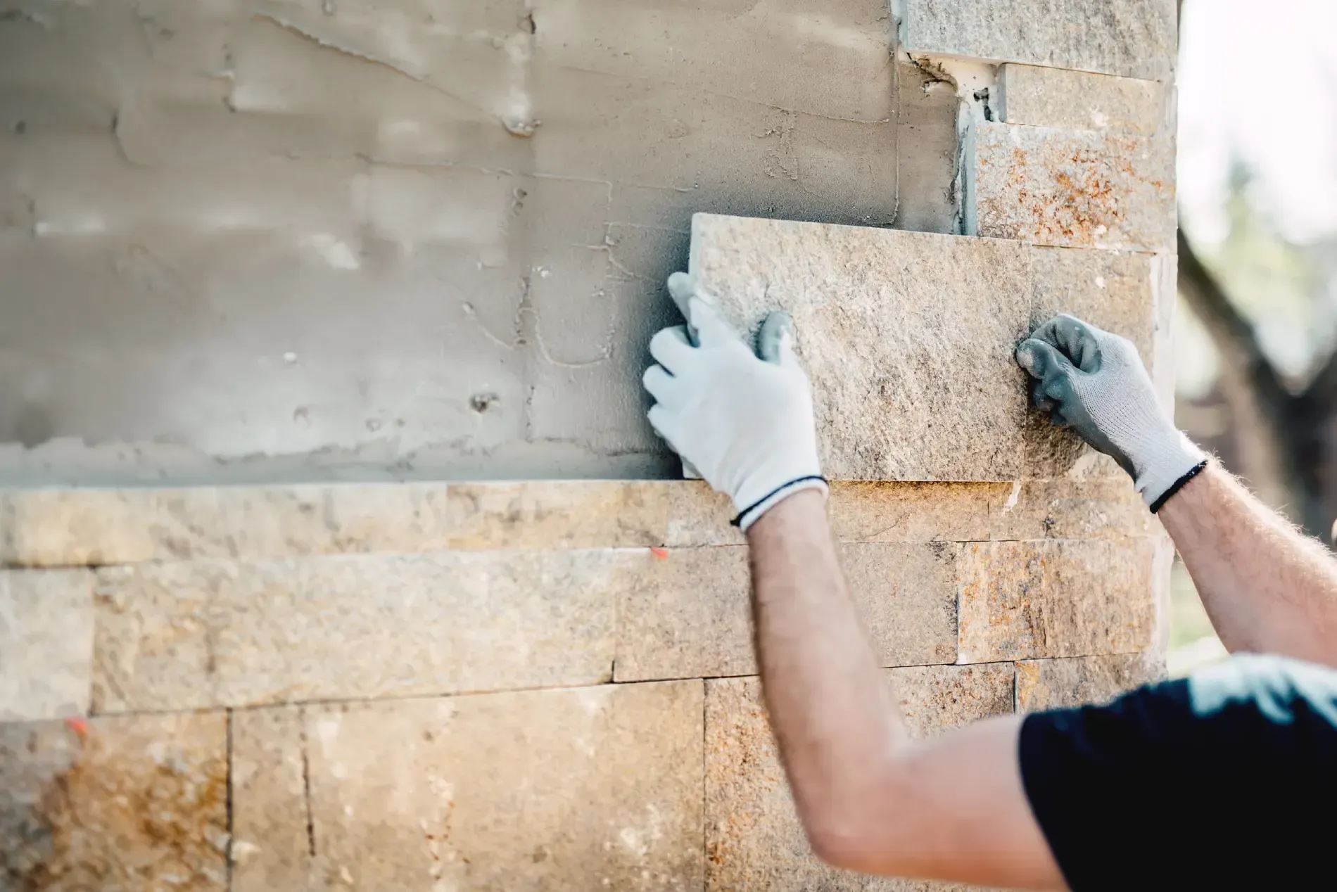 Trabajo de alba&ntilde;iler&iacute;a en una pared con ladrillos marrones