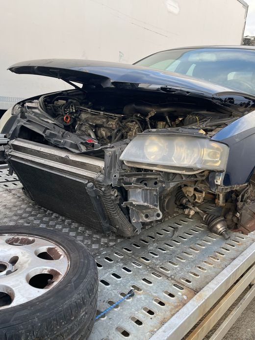 Épave de véhicule endommagée chargée sur un véhicule de remorquage