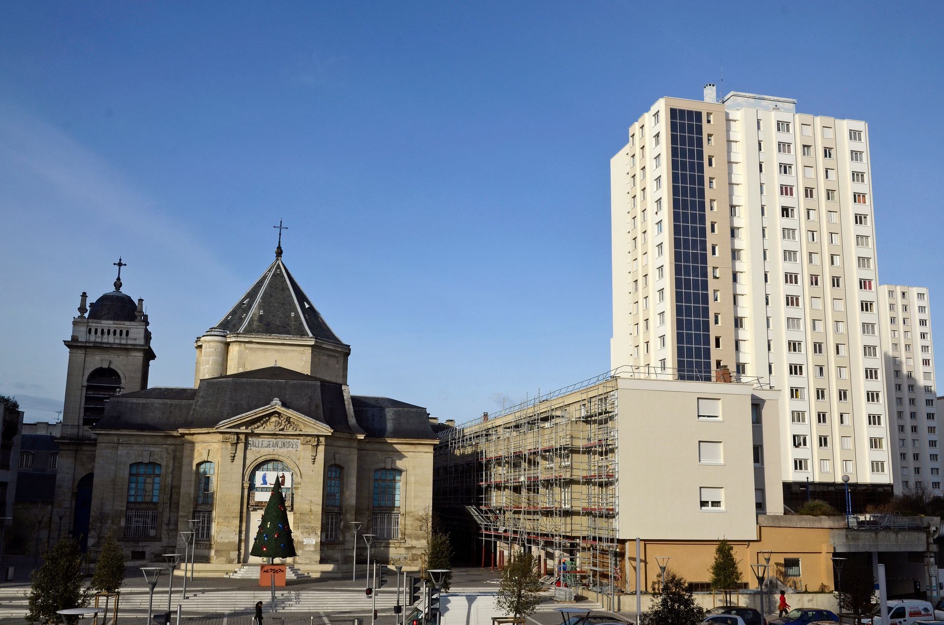 Un bâtiment public et un immeuble résidentiel blanc dans le centre de Choisy-le-Roi