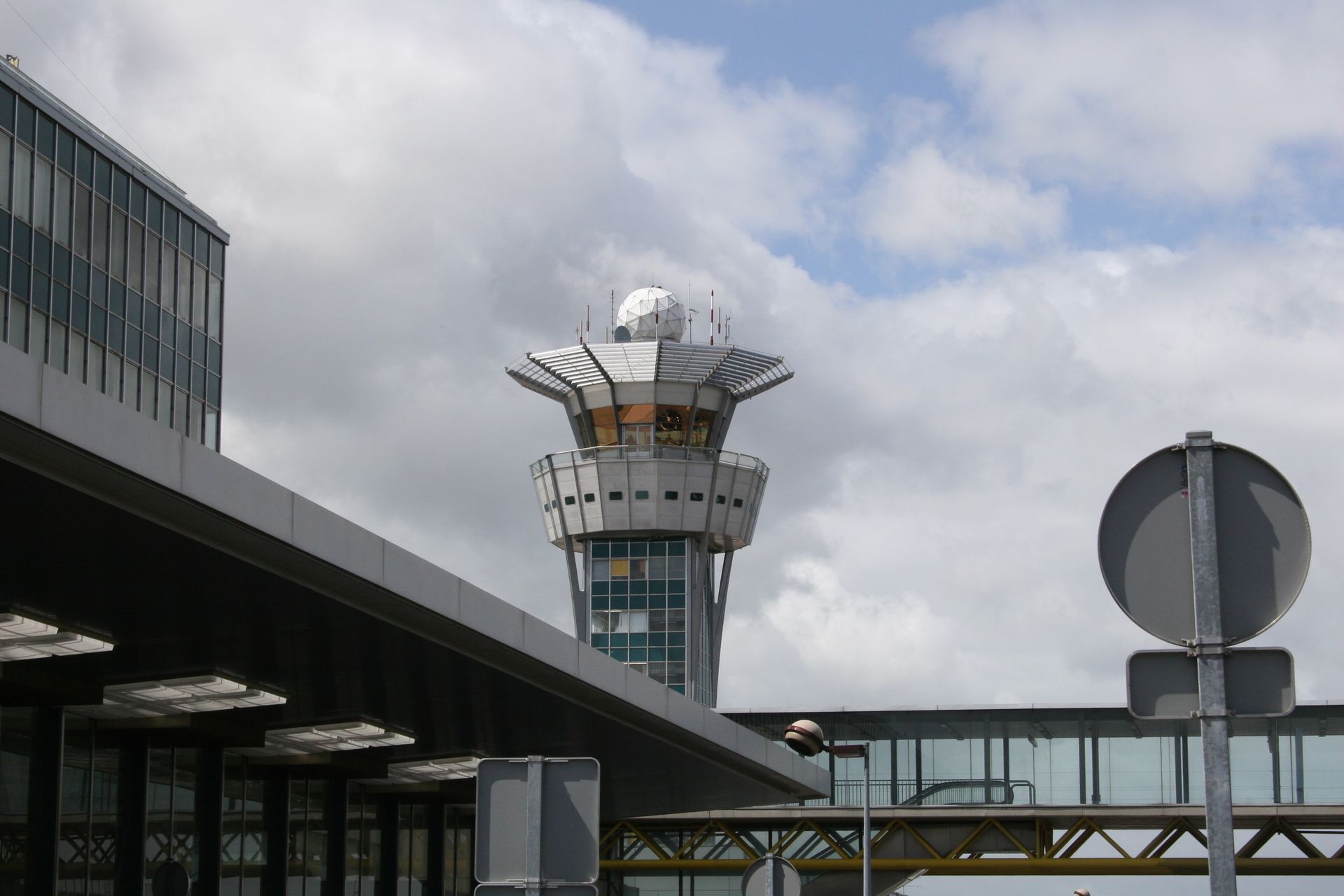 Tour de contrôle et passerelle de l'aéroport d'Orly