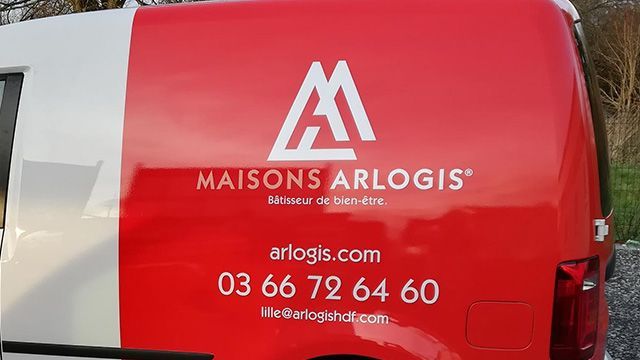 Gros plan sur marquage d'un véhicule par l'entreprise