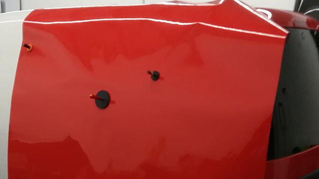 Focus sur marquage d'un véhicule par l'entreprise, étape de collage