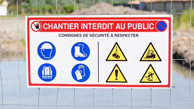 Panneaux de chantier des interdictions et obligations