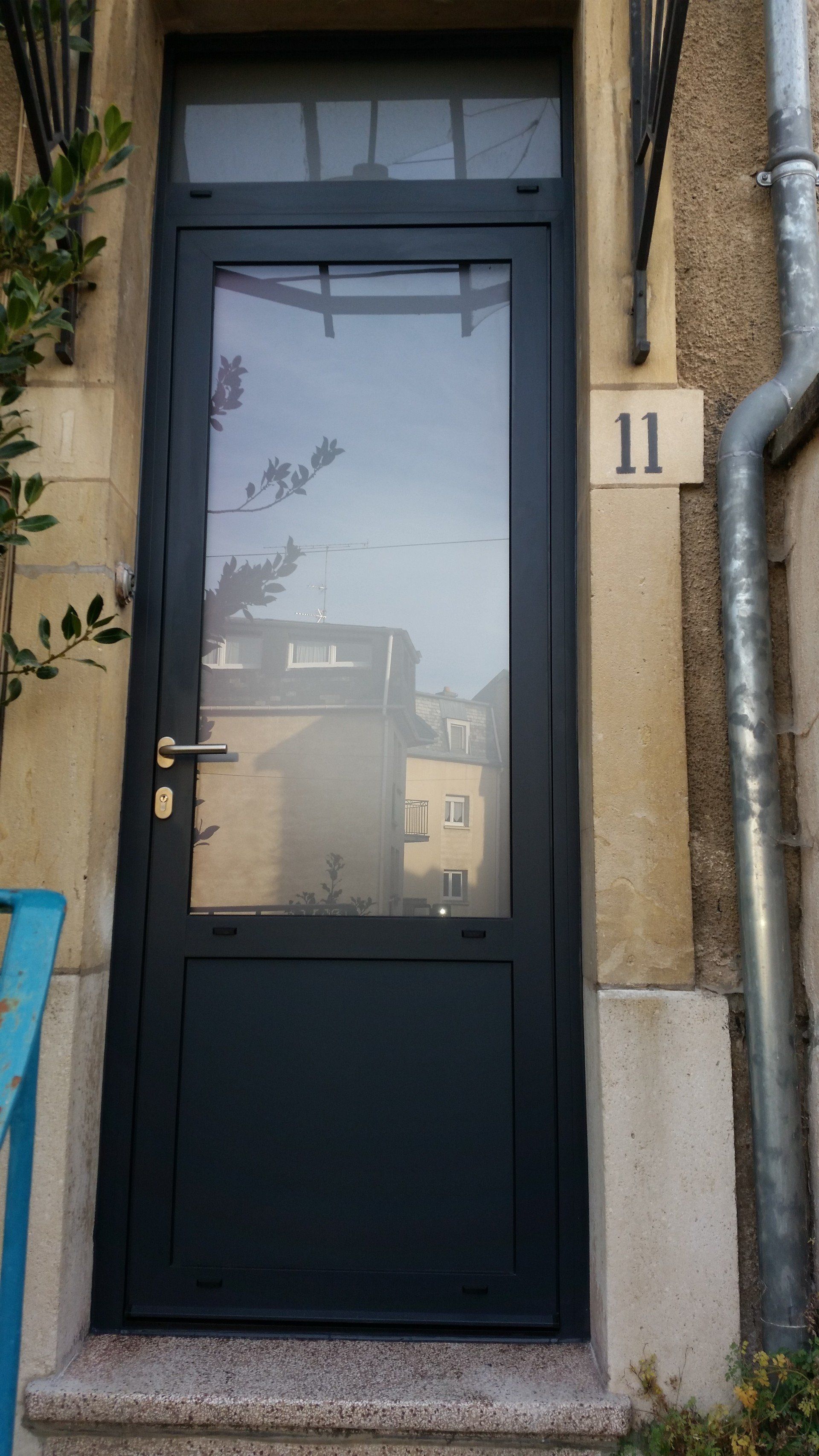 Pose de porte d'entrée