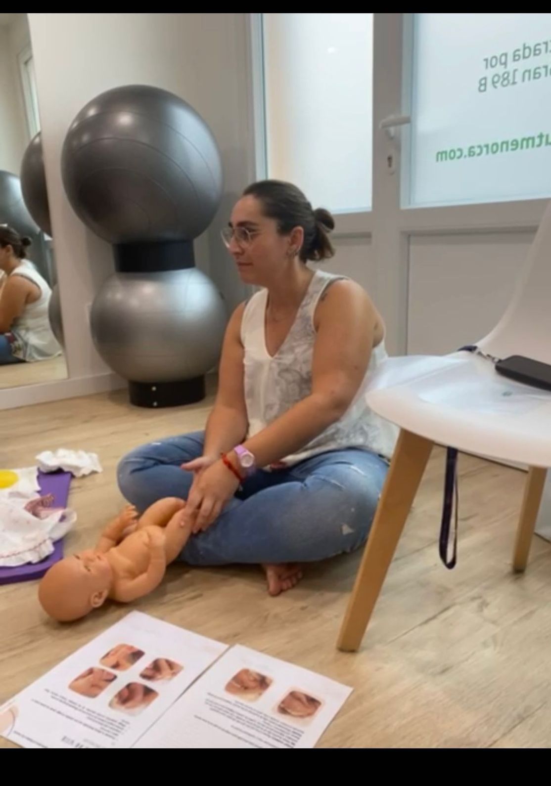 María Ruiz realizando un ejemplo de fisioterpia con un muñeco bebé