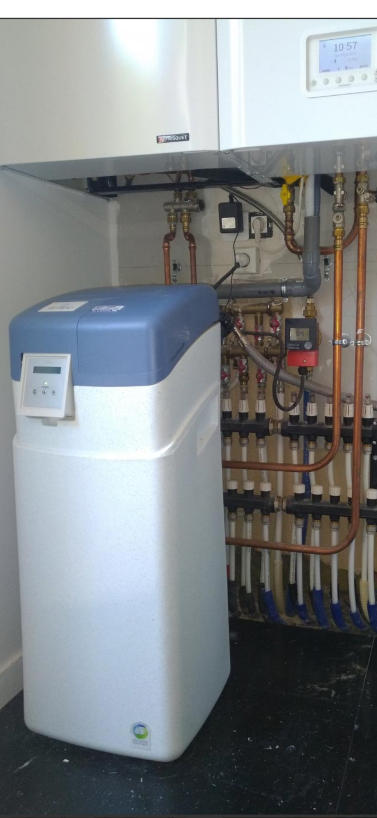 Une unité de chauffage bleu et blanc.