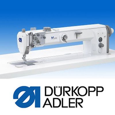 Machine à coudre industrielle blanche sur une table, avec le logo Dürkopp Adler en dessous.