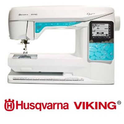 Machine à coudre Husqvarna Viking Opal 650, blanche avec des accents turquoise, écran et logo.