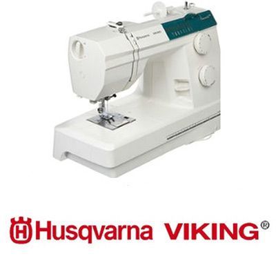 Machine à coudre Husqvarna Viking, blanche et turquoise, sur fond blanc avec le logo de la marque en dessous.