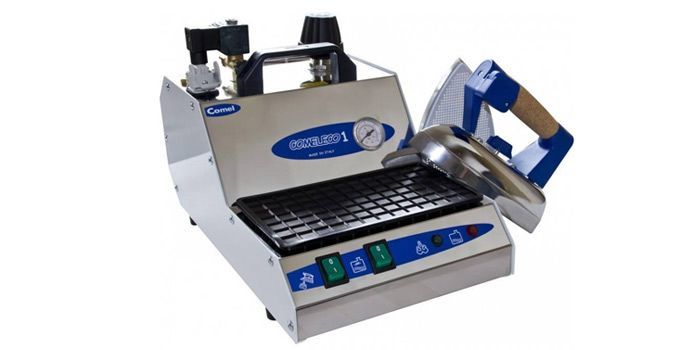 Fer à repasser vapeur en acier inoxydable avec fer intégré.