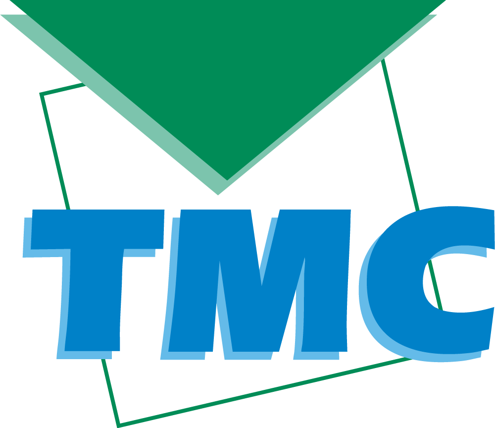 Texte bleu &laquo; TMC &raquo; sous un triangle vert et des lignes vertes sur fond blanc.