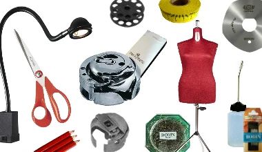 Outils de couture, notamment des ciseaux, une lampe, un mannequin de couture et des bobines.