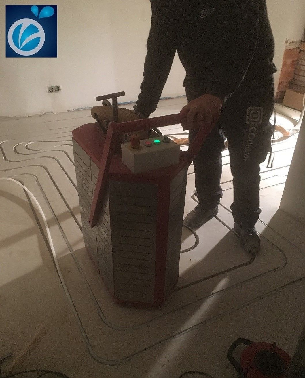 Fußboden-Heizungsfräse im Einsatz