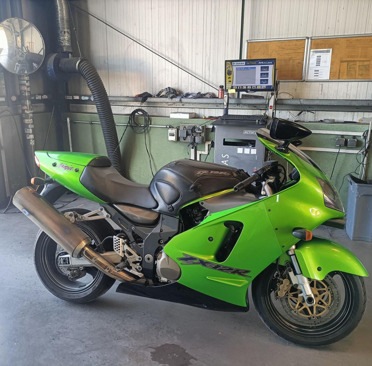 Moto sportive Kawasaki verte à l'intérieur du centre de contrôle.