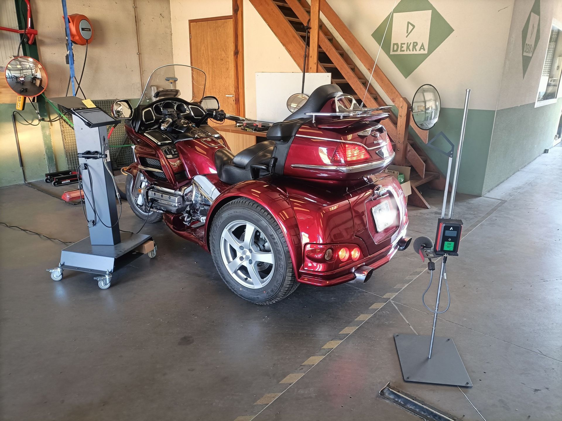 Un trike rouge en cours de contrôle à l'intérieur du centre.