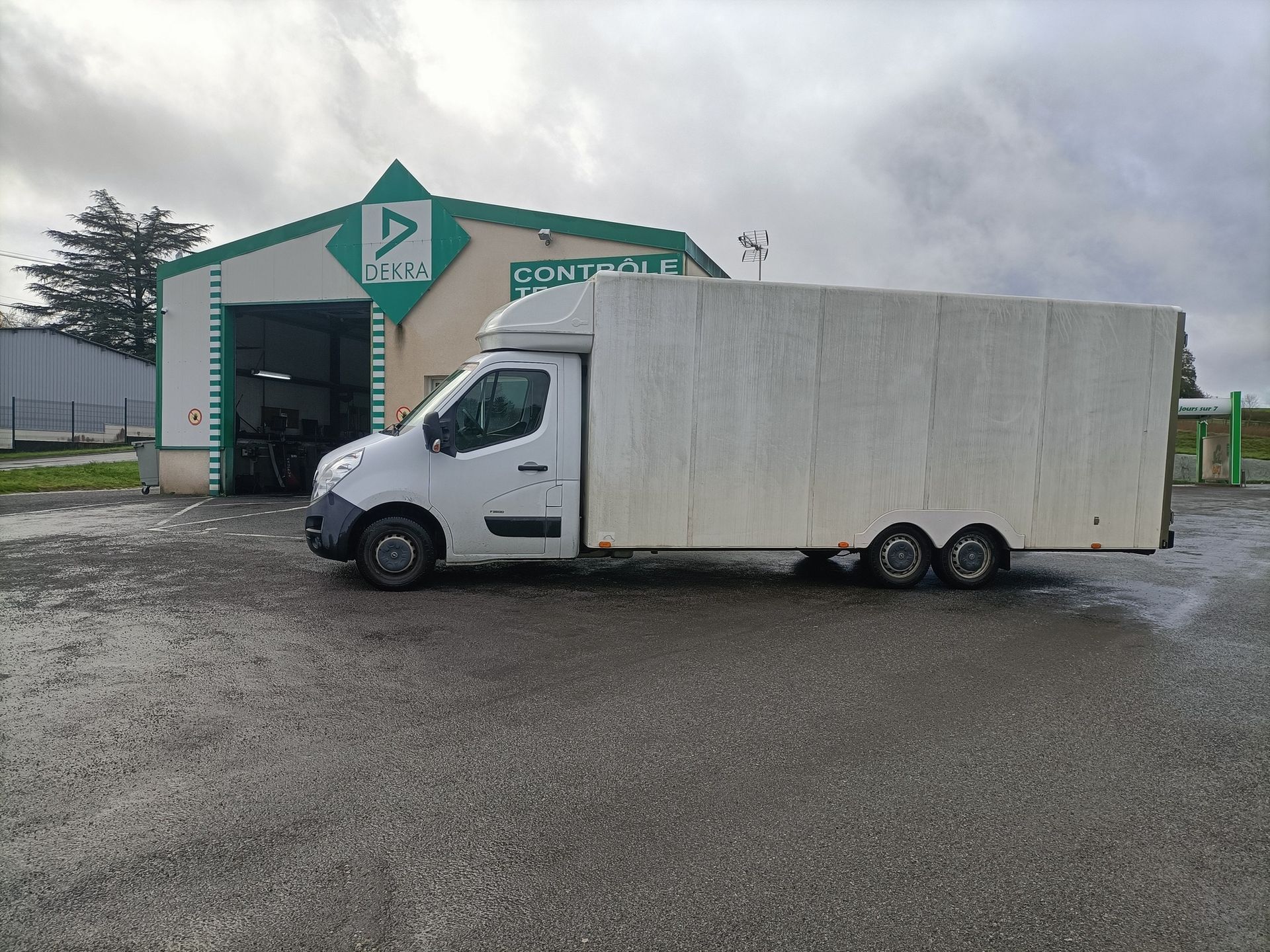 Fourgonnette blanche garée devant le centre de contrôle technique.