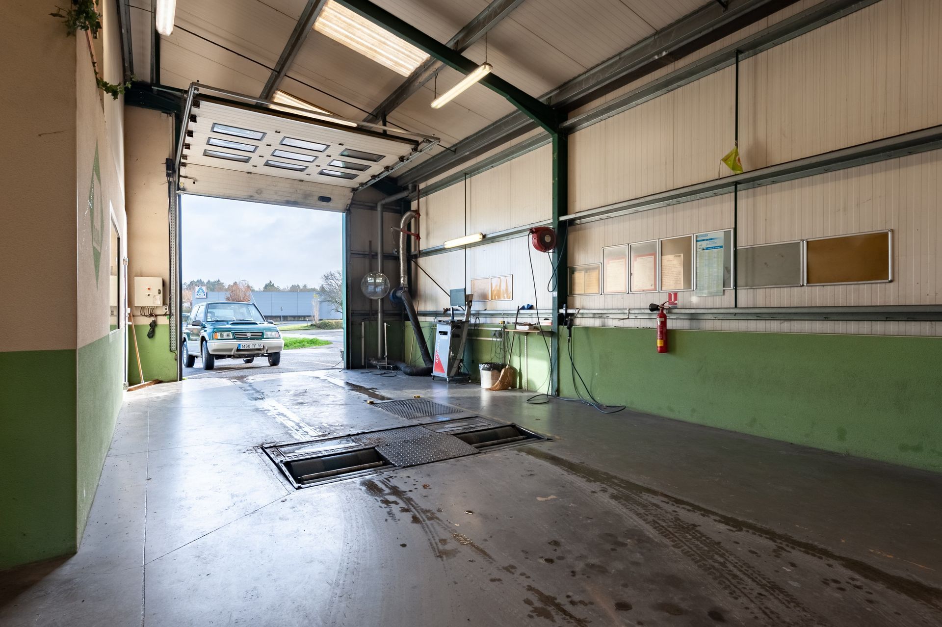 Intérieur d'un garage de contrôle technique automobile.