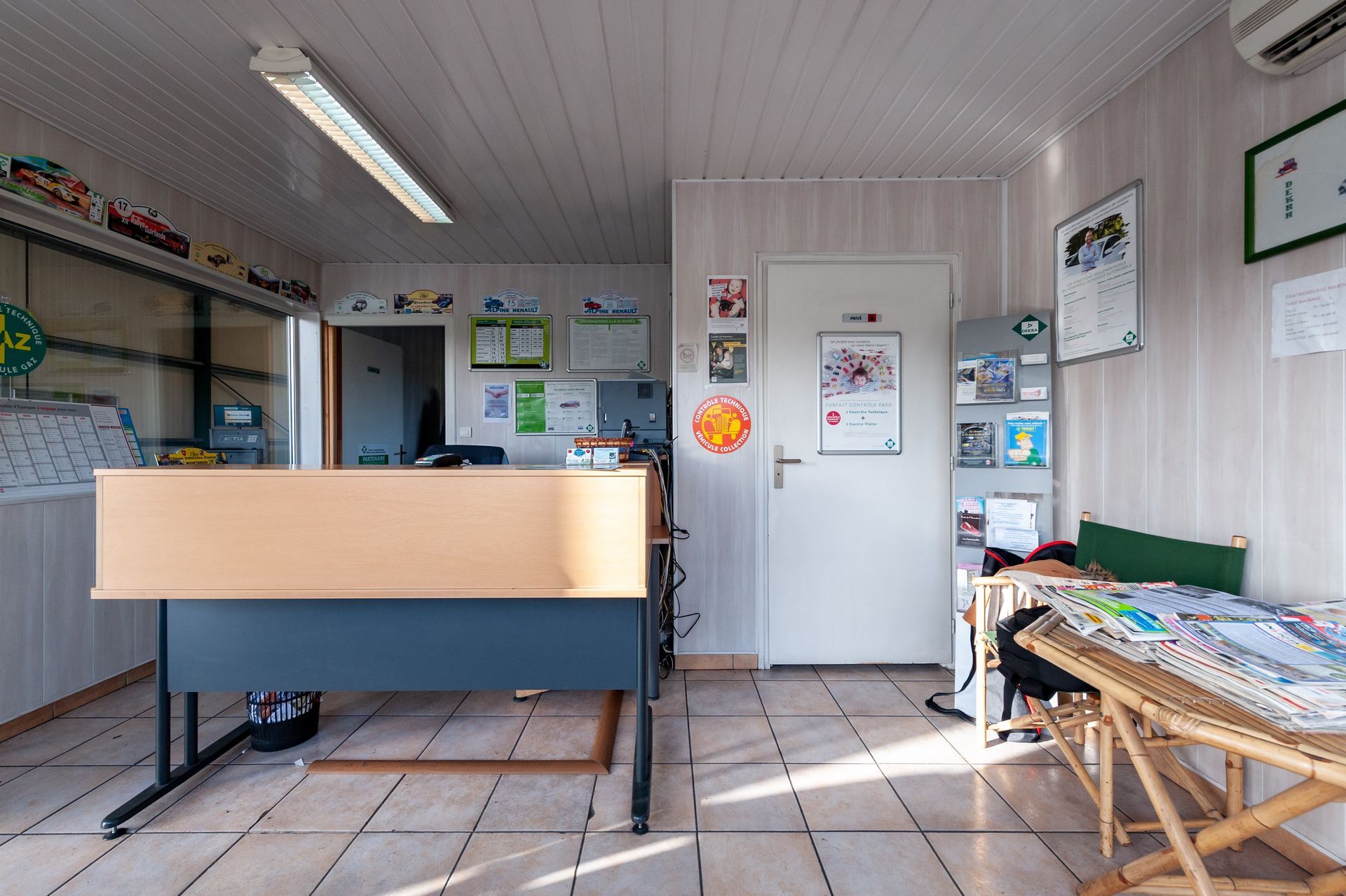 Intérieur des bureaux du centre de contrôle.