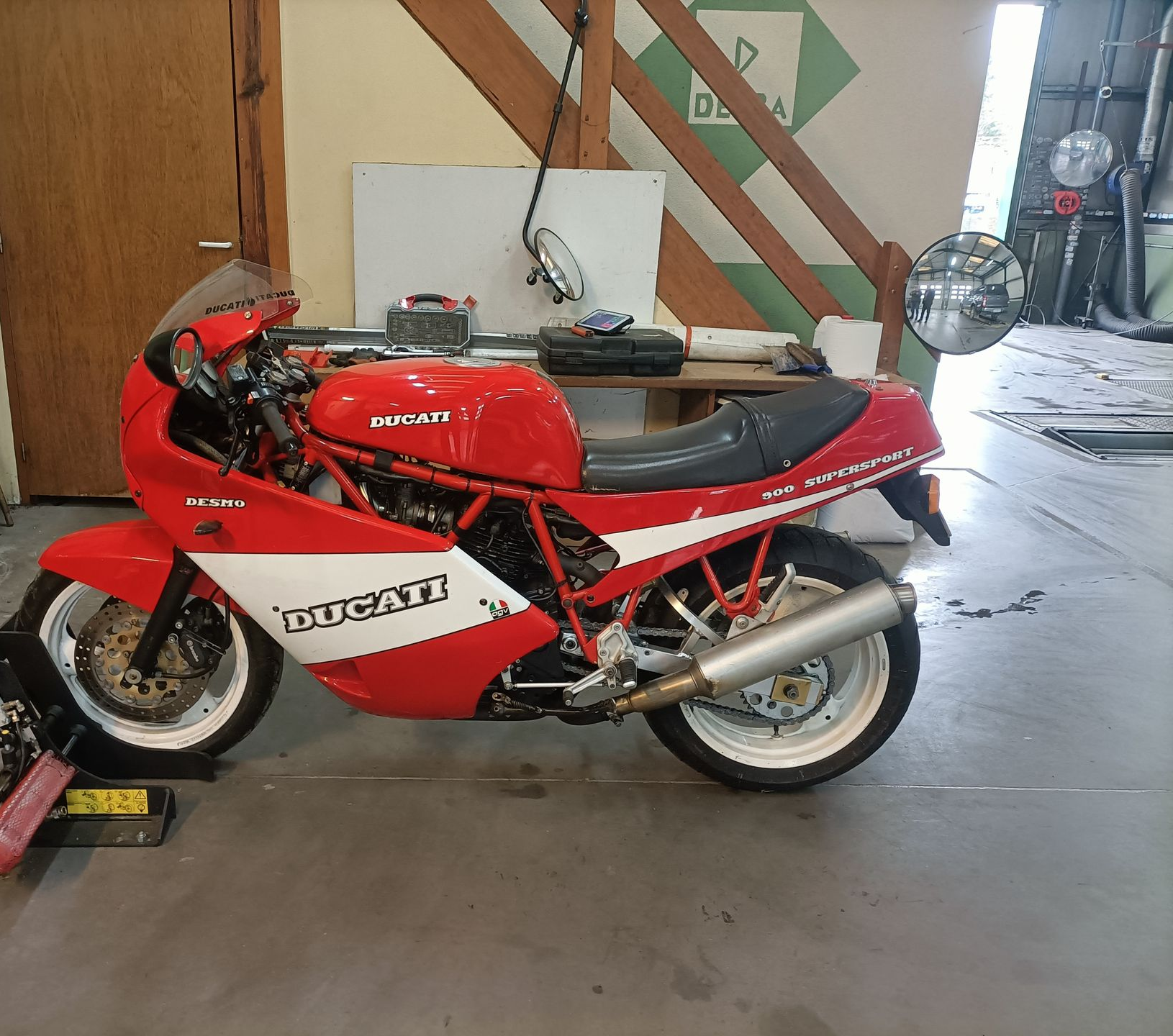 Un moto Ducati rouge et blanc.