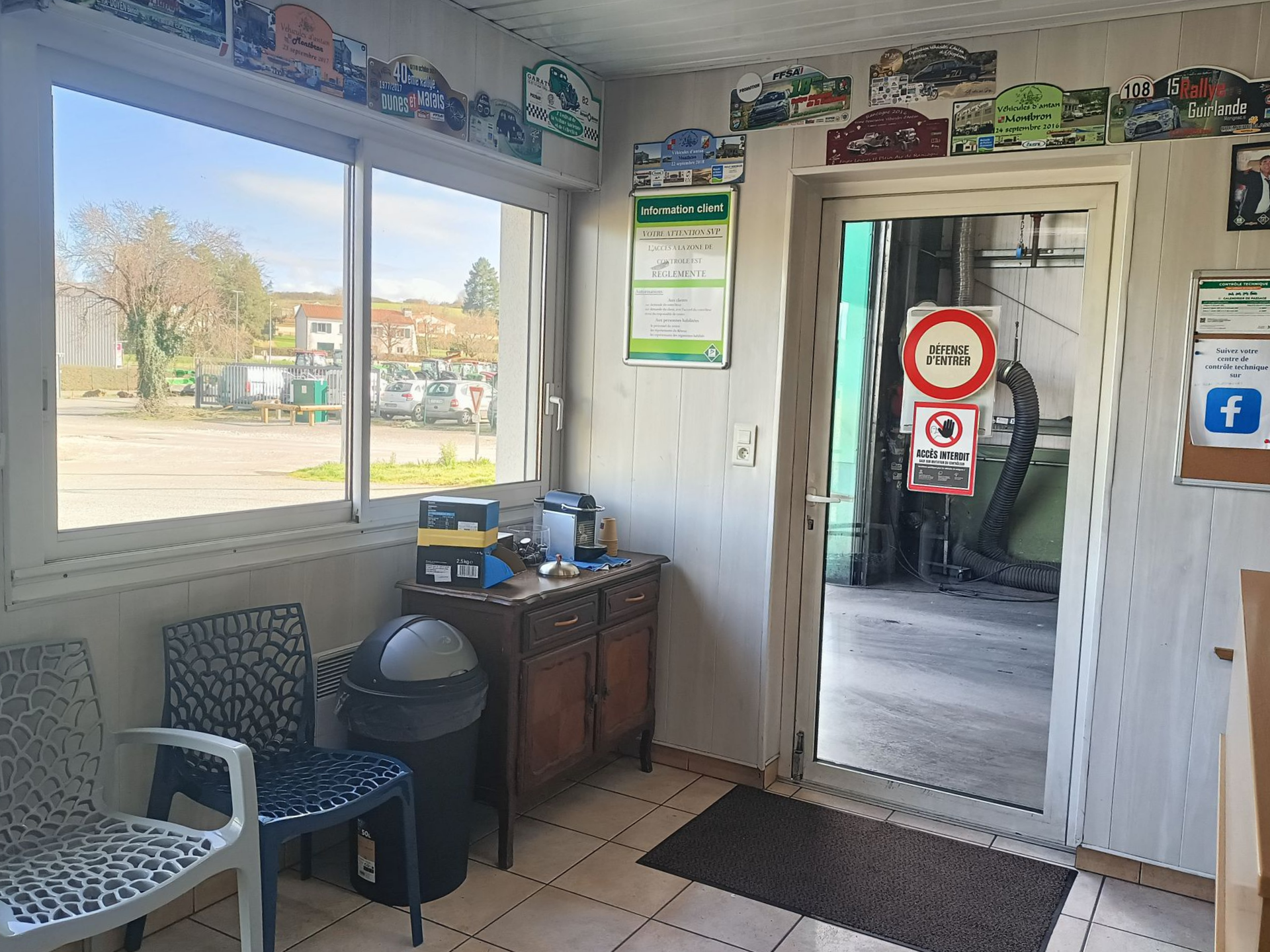 Intérieur de la salle d'attente du centre de contrôle.