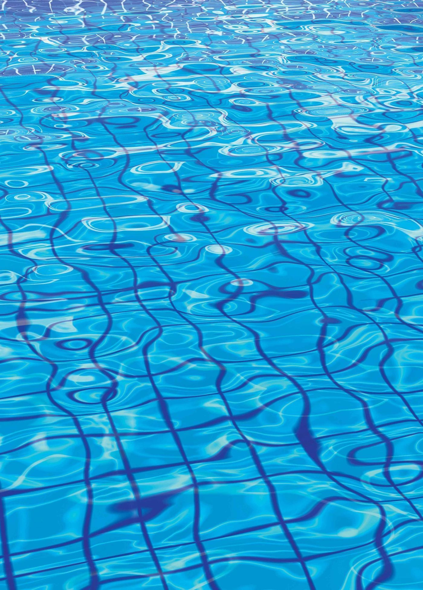Blau gefliestes Schwimmbadwasser.