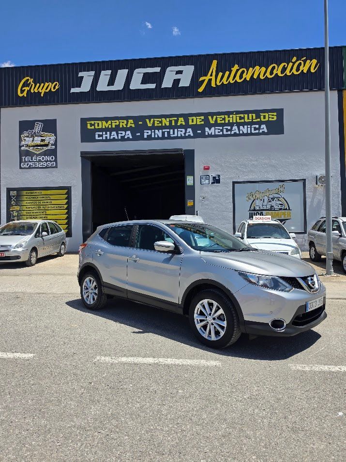 SUV plateado aparcado frente al concesionario Grupo JUCA Automoción en un día soleado