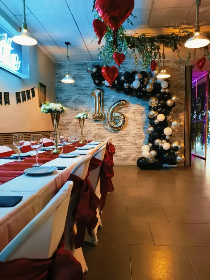 Platos de comida: fiambres, quesos, aperitivos, aceitunas y pan.