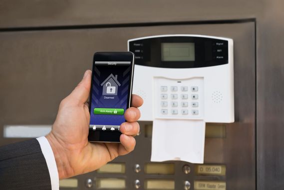 Alarmas de seguridad en Barcelona aparato alarma blanco con botones de número