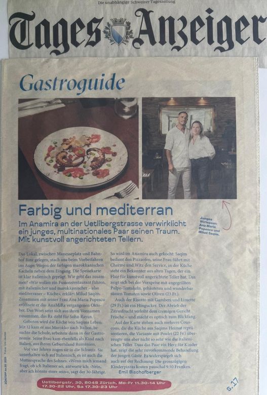 Gegrillte Oktopus-Tentakel auf einem Bett aus Couscous, mit Kräuteröl beträufelt und garniert.