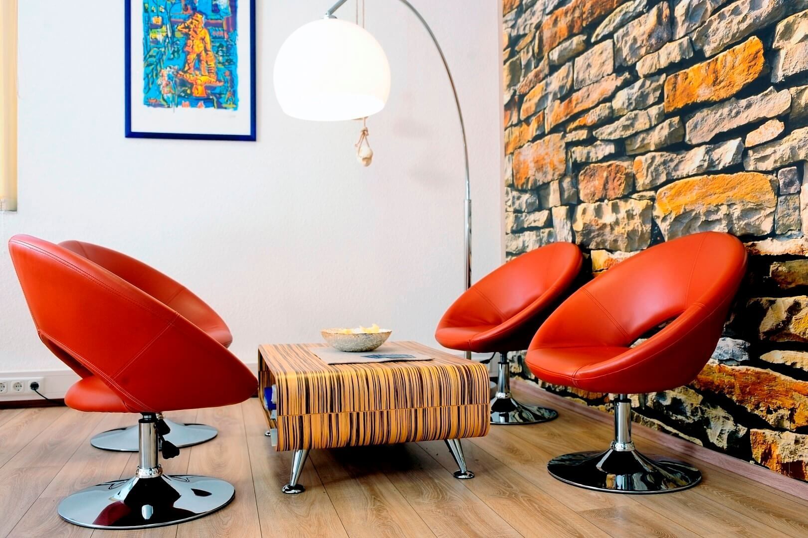 Tagespflege Lounge mit roten Stühlen