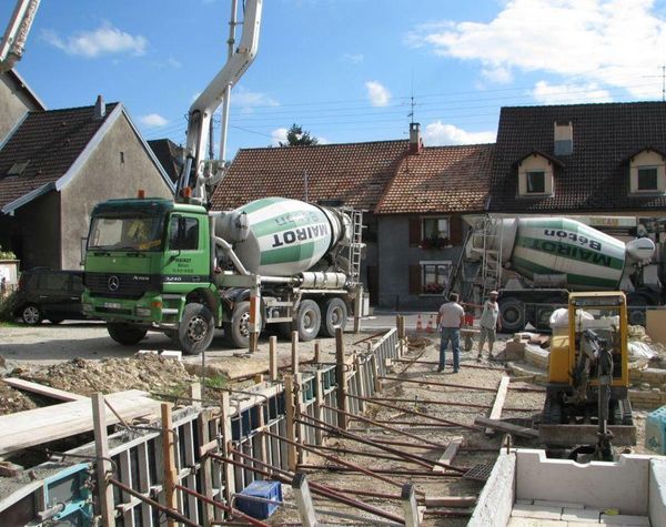 Livraison de ciment sur un chantier de construction