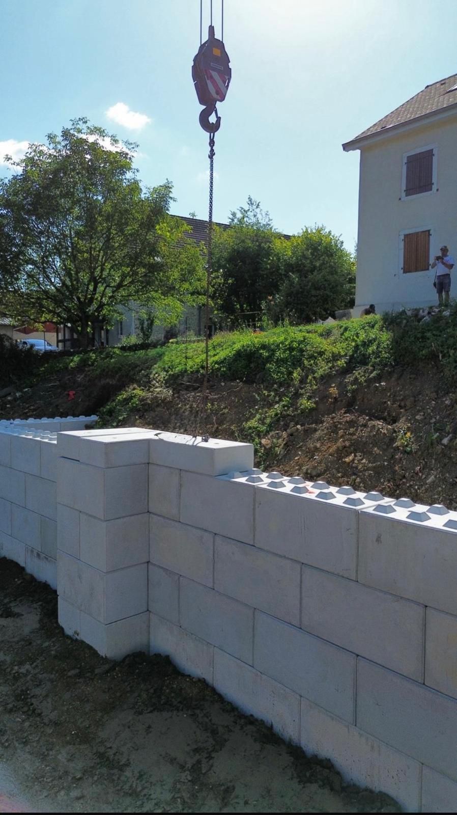 Allée réalisée à partir de béton désactivé