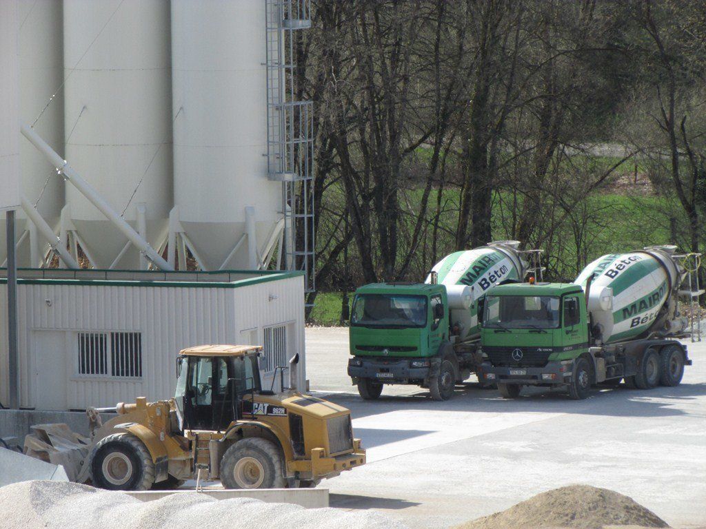 Camions malaxeurs prélévant du béton à la société mère Mairot Béton