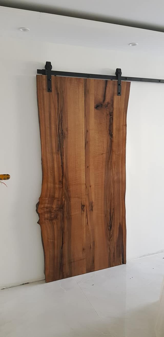 Porte coulissante en bois massif