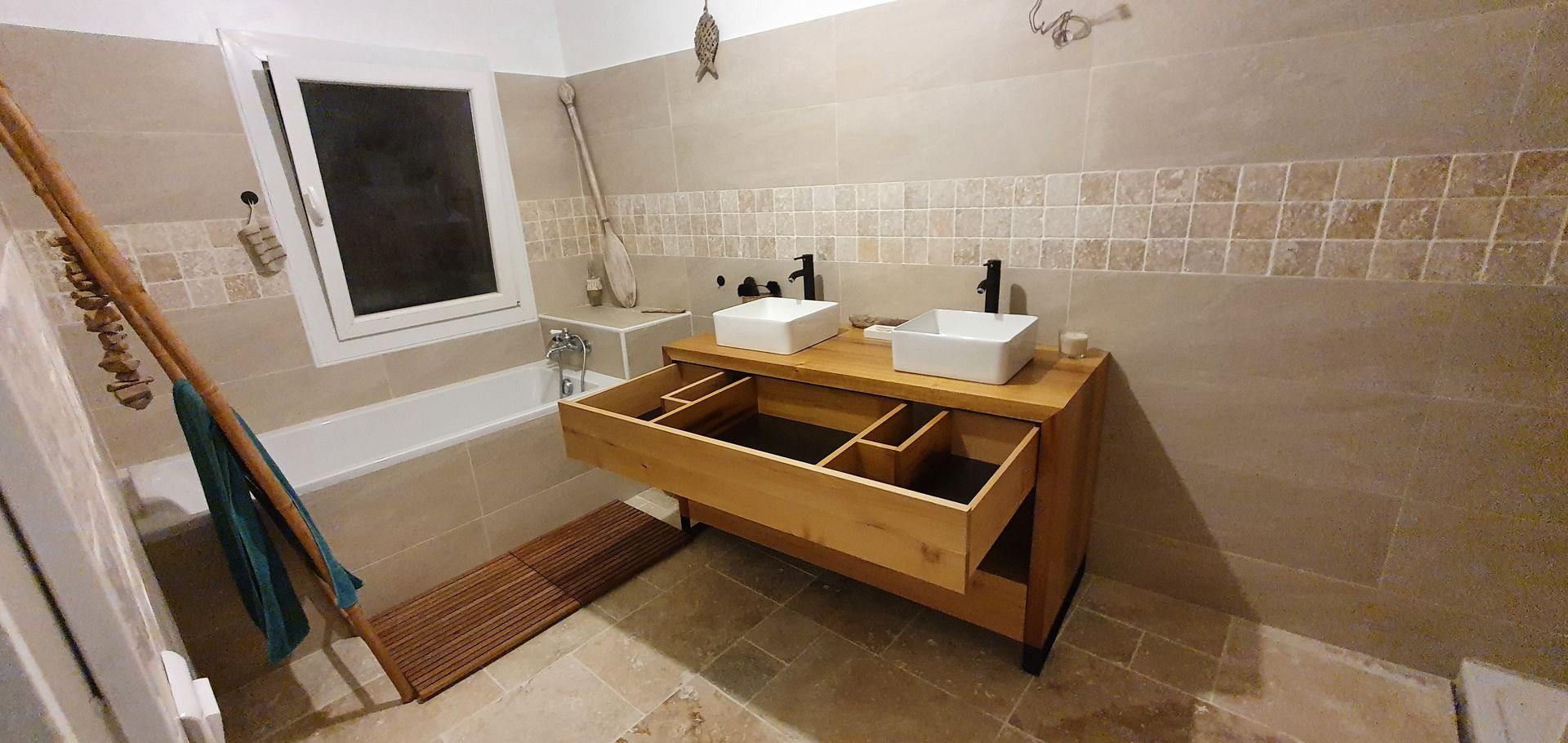 Meuble de salle de bains en bois