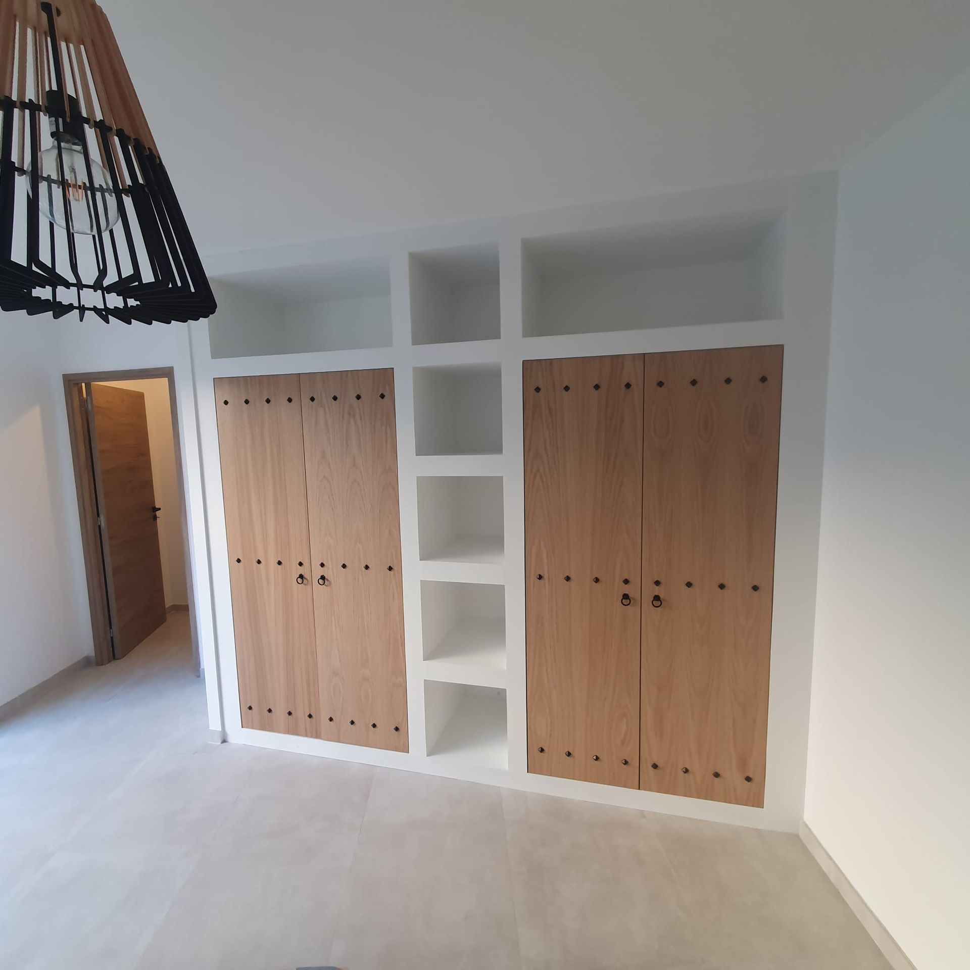 Placards en bois avec des niches